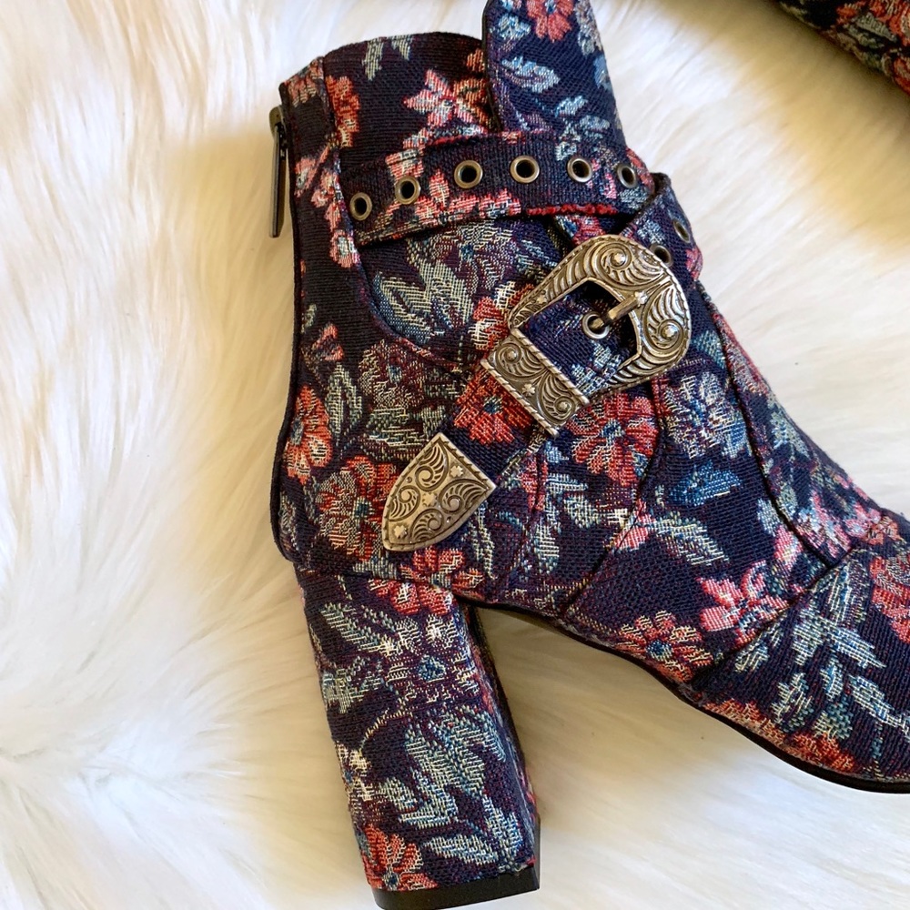 Badgley Mischka Morrisey Floral Pointed Toe Bootie - Picture 7 of 8